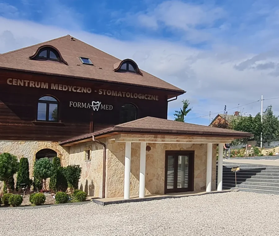 Formamed Klinika stomatologiczna budynek w Luboczy